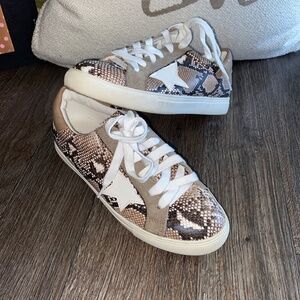 Like new Let’s See Style size 7 tennis shoes
